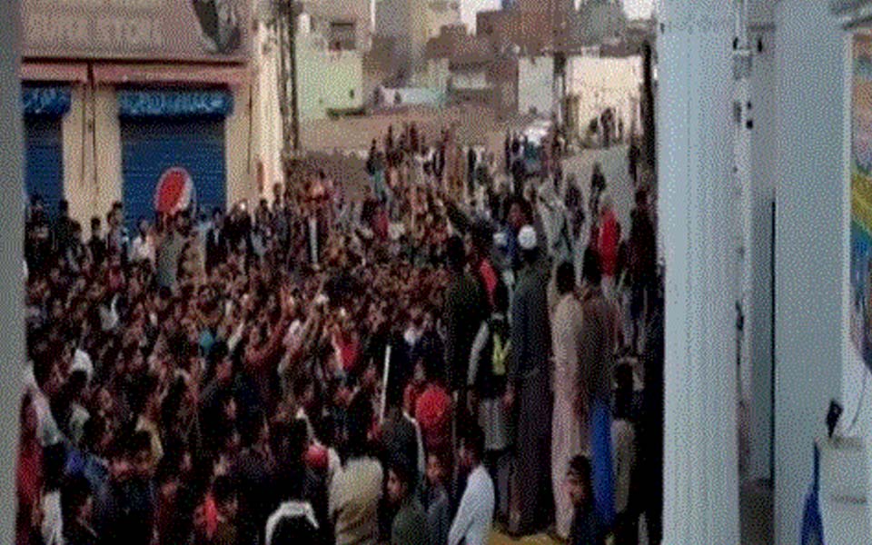 Pakistani mob attacks Gurdwara Nankana Sahib with stones, threatens Sikh devotees 