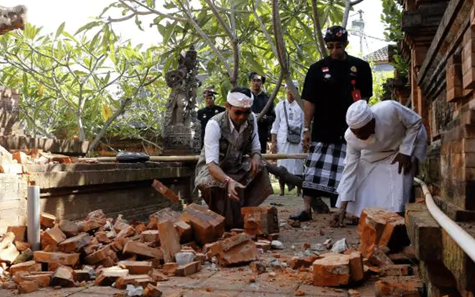 Quake shakes some Indonesian islands, damages temple in Bali