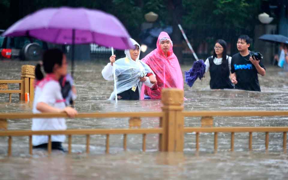 China blasts dam to divert massive floods
