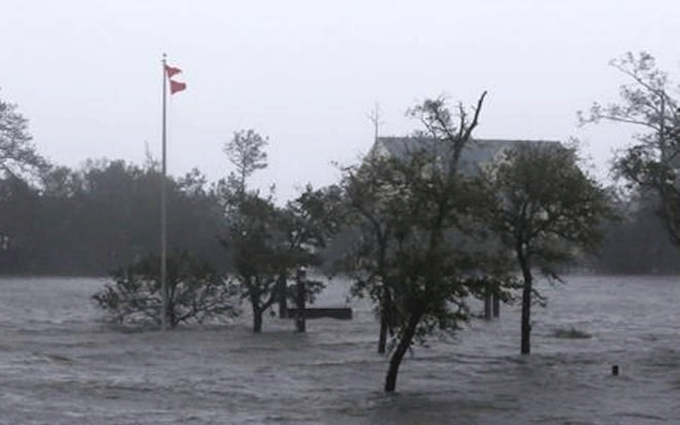 7 killed as hurricane Florence pummels Carolinas