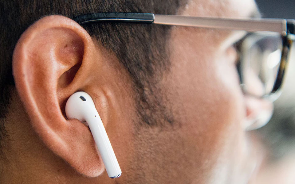 Doctors in UAE warn against use of wireless headphones