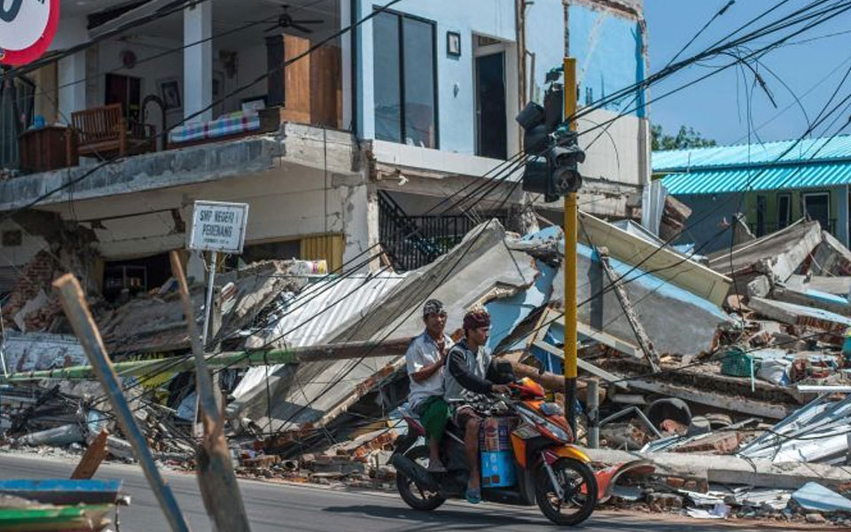 Indonesian island hit by earthquake Lombok raised by 10 inches