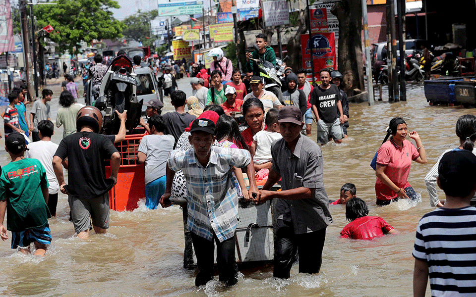 Thousands in shelters as Indonesia flood death toll hits 53