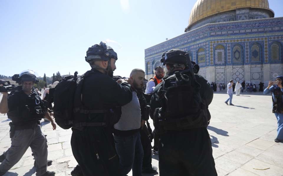 Muslims clash with Israeli police at Jerusalem holy site