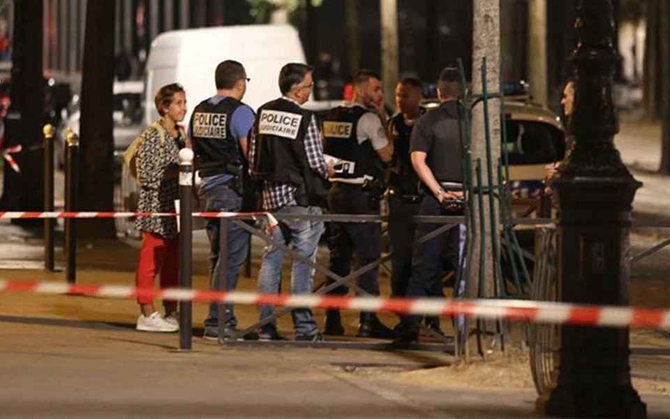 7 injured in Paris knife attack