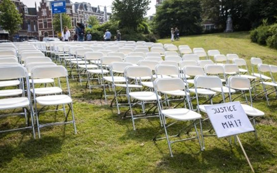 Empty chair protest commemorates MH17 victims