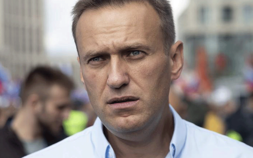 Russian opposition leader Alexey Navalny threatens to sue prison for not giving him Quran