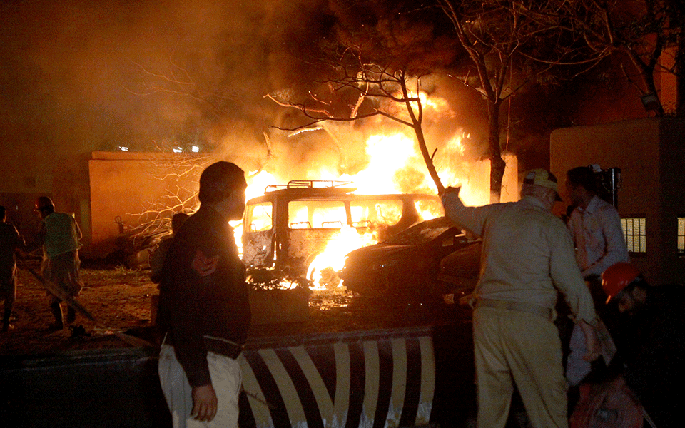 Bomb blast in hotel parking in Pakistan kills 4