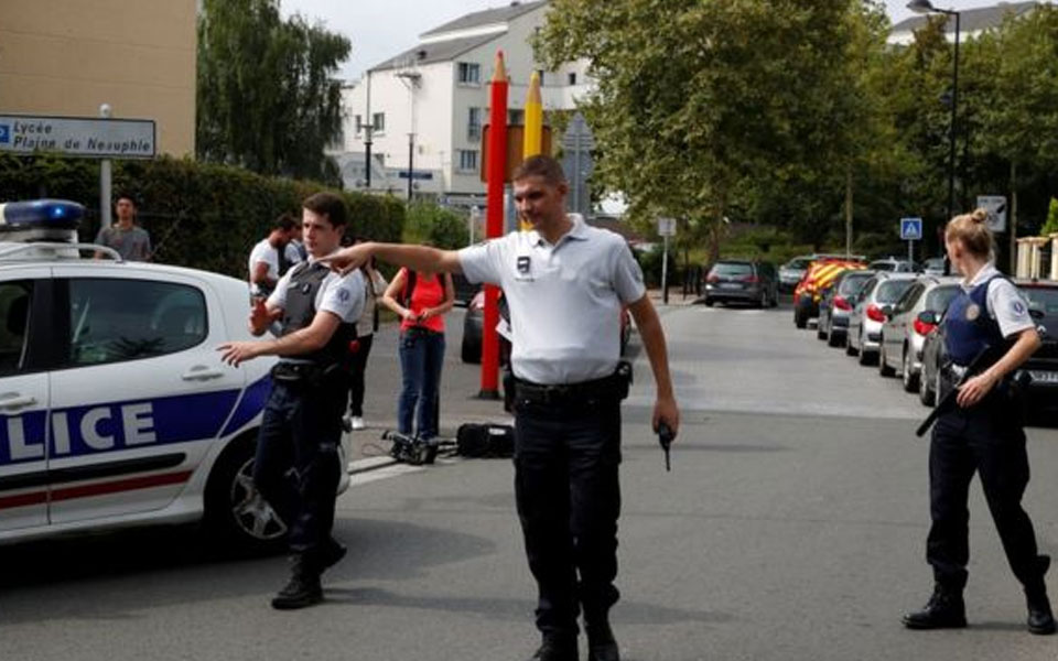 Man kills 'mother, sister' in Paris knife attack