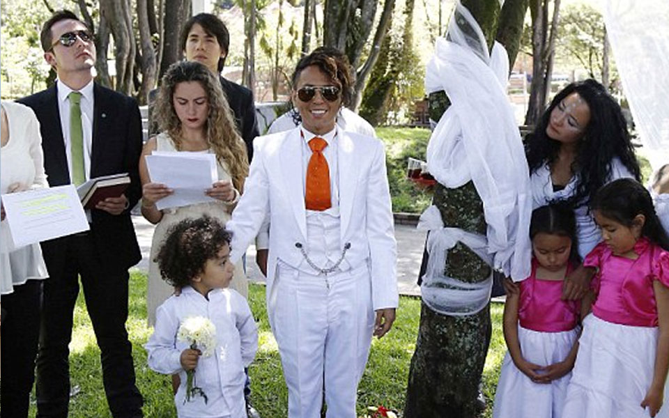 To denounce deforestation, Peruvian actor marries tree