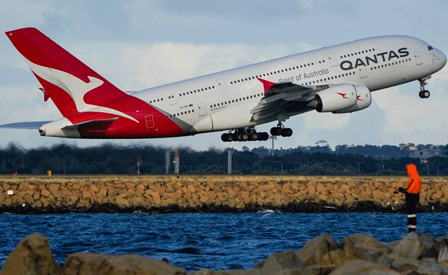 Qantas plane over ocean makes mayday call approaching Sydney