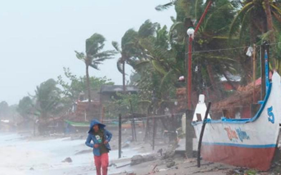 Super typhoon batters Philippines, 1 million in shelters