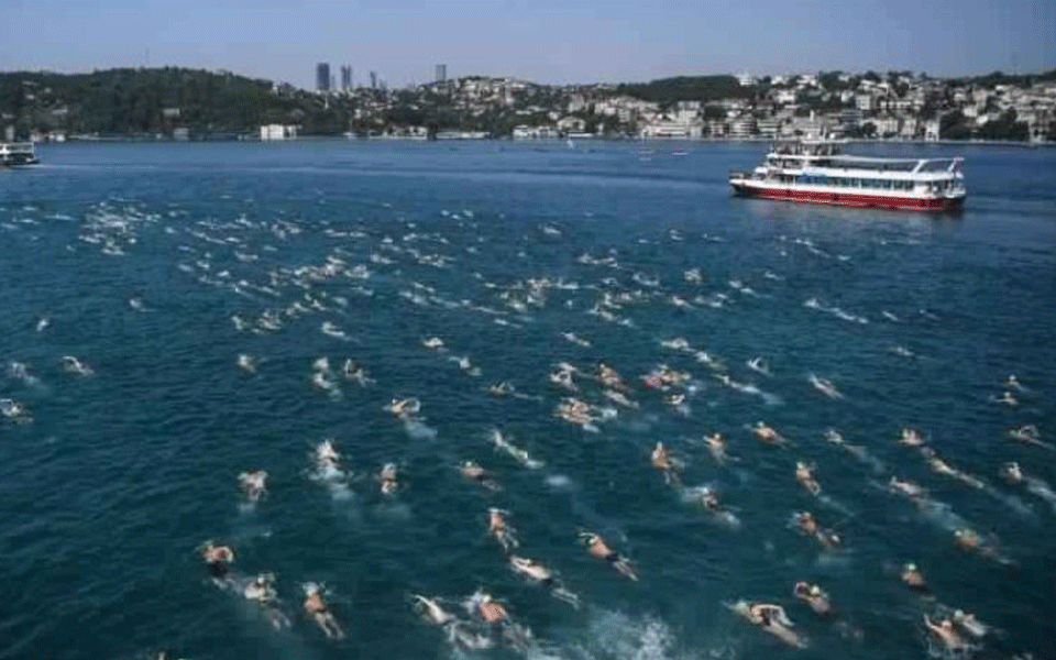 2,400 athletes swim in Bosphorus Strait from Asia to Europe