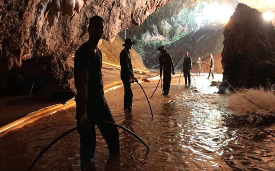 Mission to rescue boys from Thai cave underway