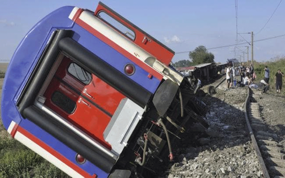 10 killed as train derails in Turkey