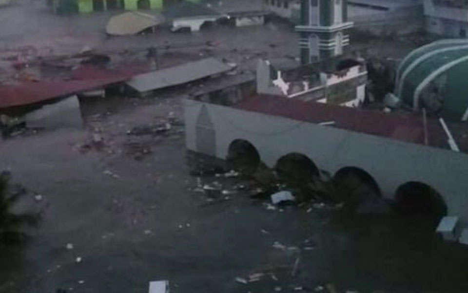 50 killed as 7.5-quake leads to tsunami in Indonesia