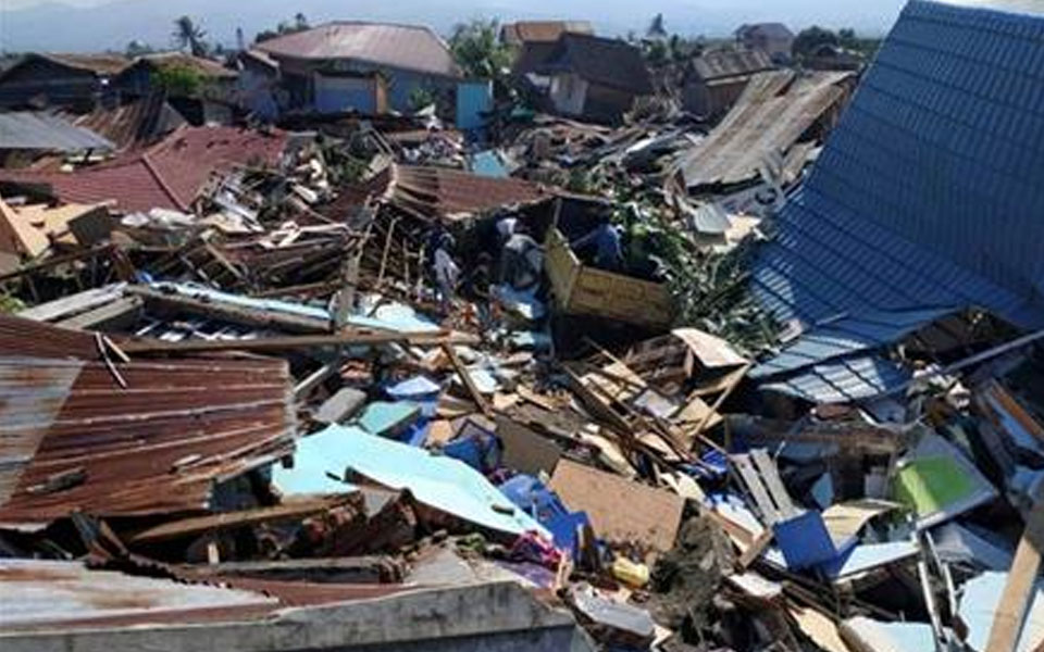 Indonesia to begin mass burials for earthquake, tsunami victims