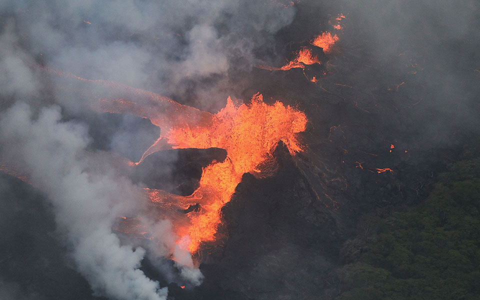 Indonesia warns airlines over active volcano