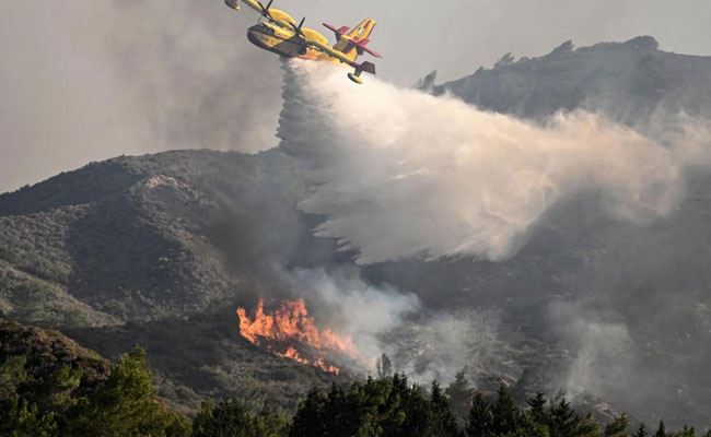 Crash of plane fighting Greek island wildfire kills both pilots as Italian blaze claims 2 lives