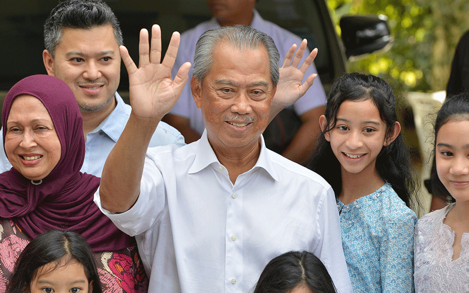 New Malaysia PM sworn in amid crisis, Mahathir fights on